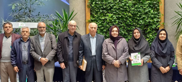 رونمایی از کتاب «آناتومی و فیزیولوژی گیاهی» اثر آقای دکتر محمدحسن راشد محصل، عضو هیئت علمی دانشگاه فردوسی مشهد، خانم مهندس فریبا خرقانی و خانم دکتر مهوش مجدی